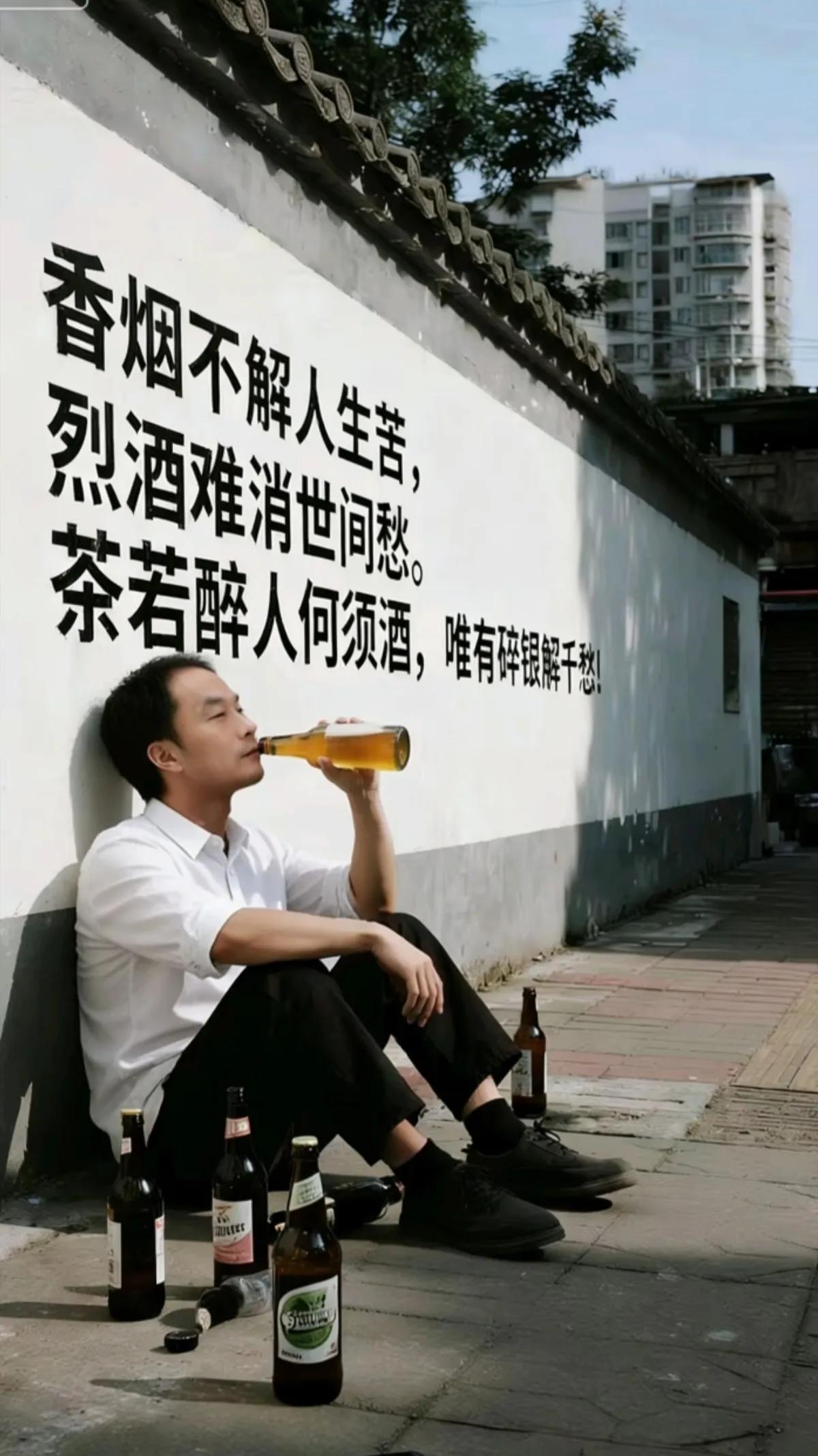 少小离家老大回，
         乡音无改鬓毛衰。
         儿童相见