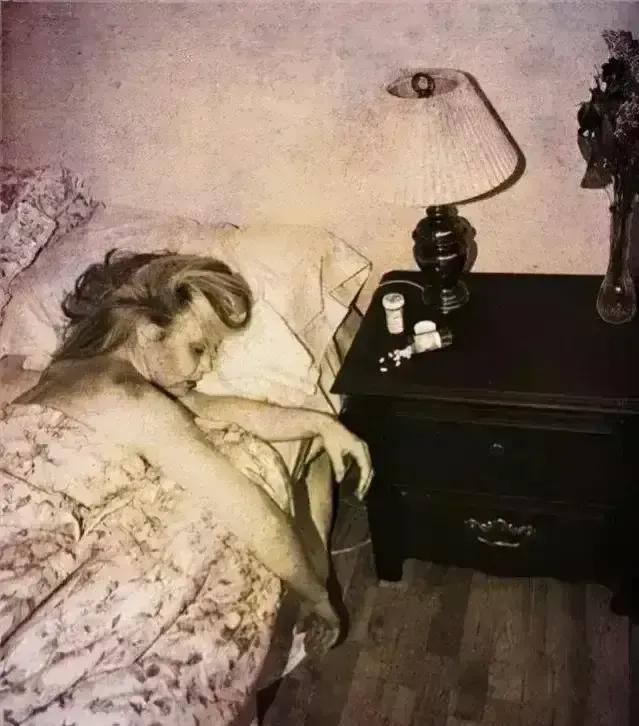 你一定想不到，这个一身尸斑的女子，竟然是性感女神玛丽莲.梦露，这是她去世后警察拍