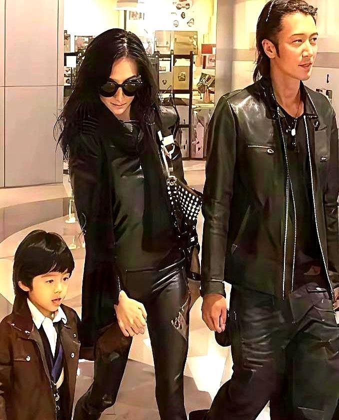 打垮谢霆锋婚姻的，根本不是那场艳照门。
 
2011年《无价之宝》片场。张柏芝一