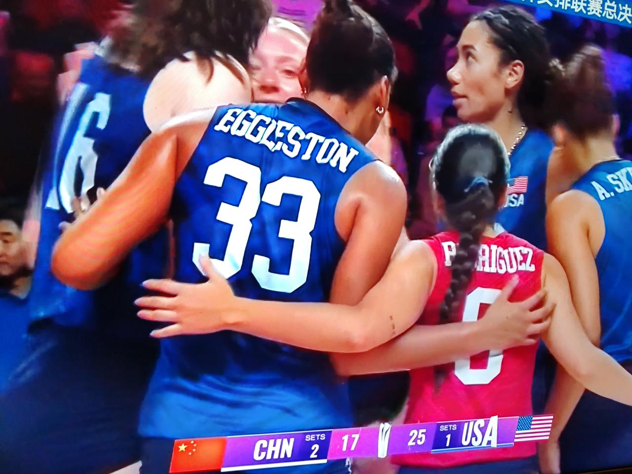 世界女排联赛总决赛，中国女排对阵美国女排，中国女排15：25，25：23，25：