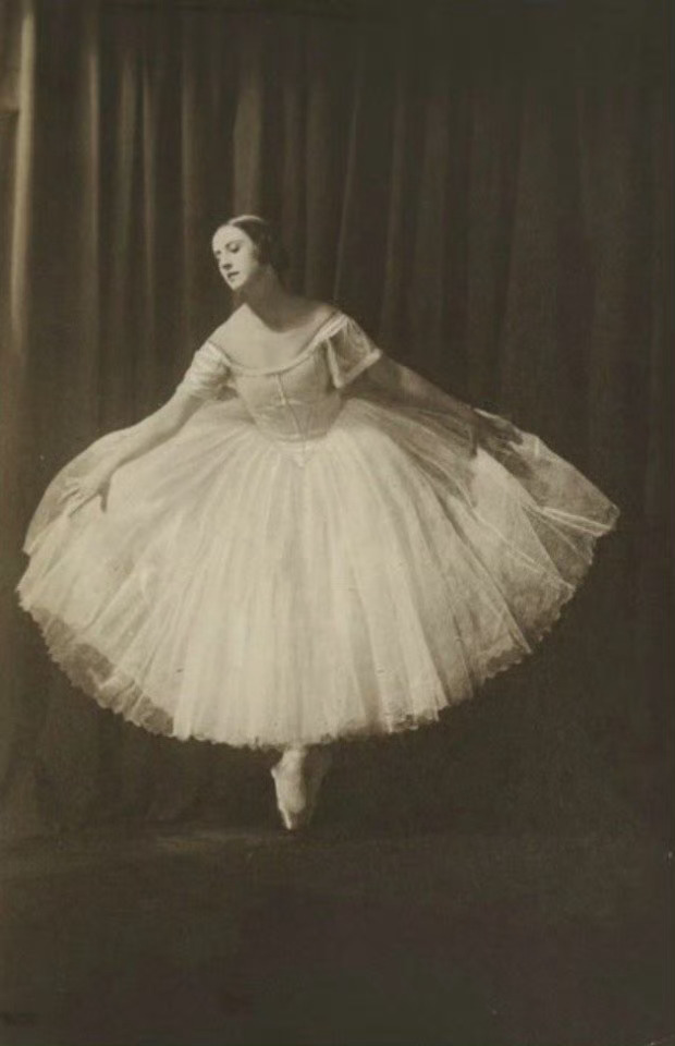 Lubov Tchernicheva ( 1920s). 
