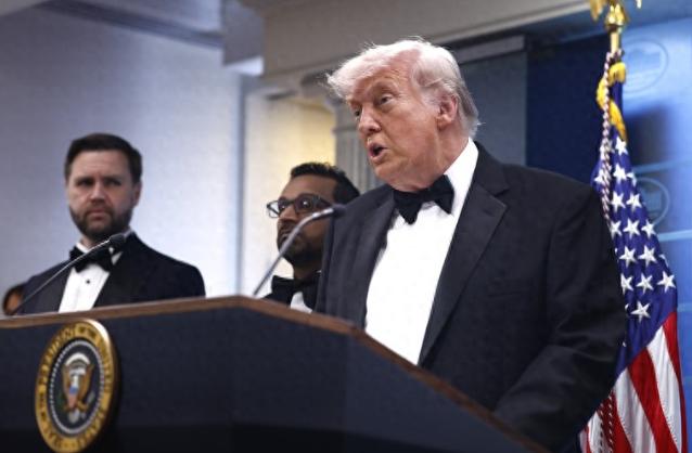 短短两年时间特朗普三次遇袭，美国乱象彻底藏不住了。
 
就在前不久白宫记者晚宴的