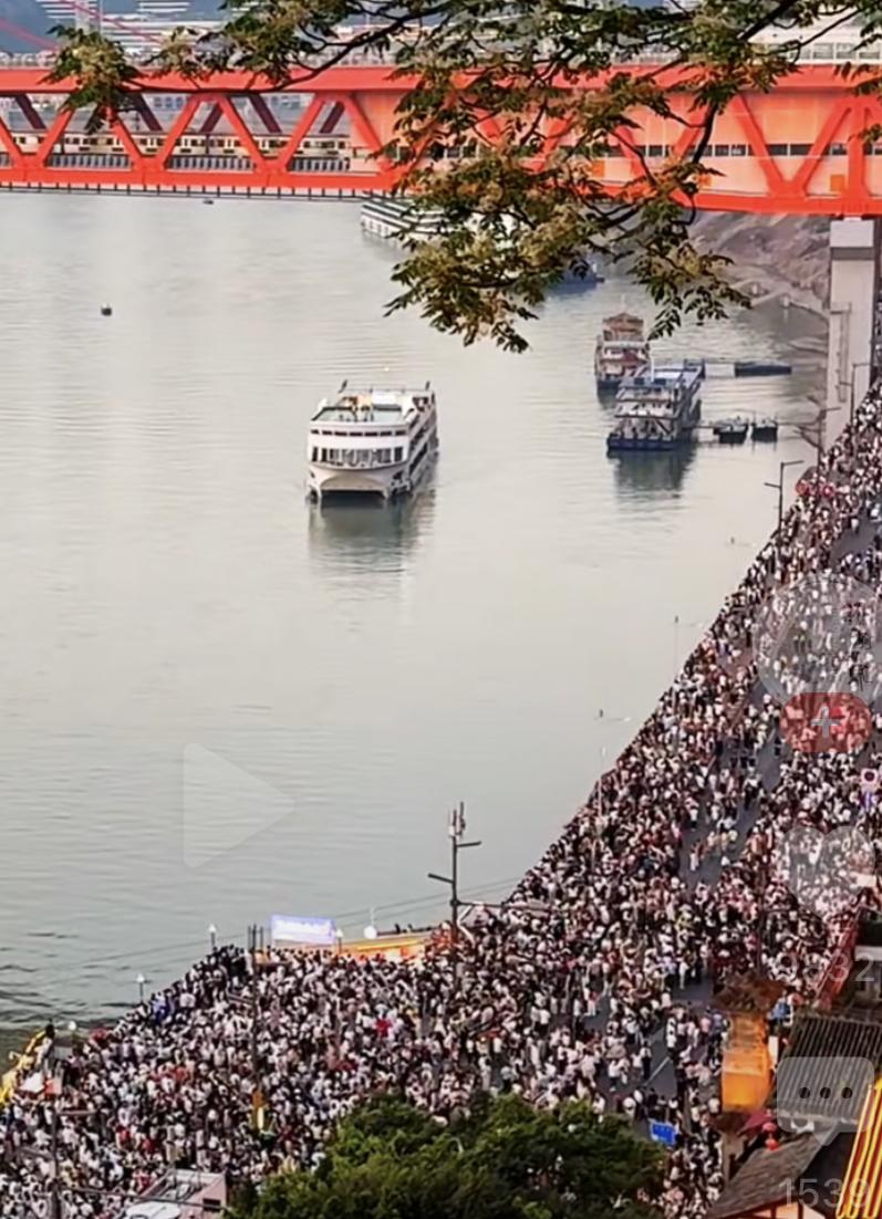 放假，估计大部分人都想出去挤一挤，否则出去就没意义，尤其重庆洪洞崖！

别说五一