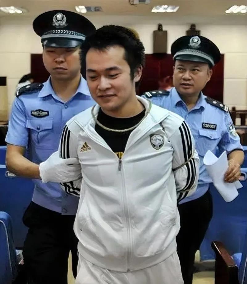 2012年，林文栋被五花大绑，面对即将押赴刑场的命运，照片中的他身穿一套洁白的运