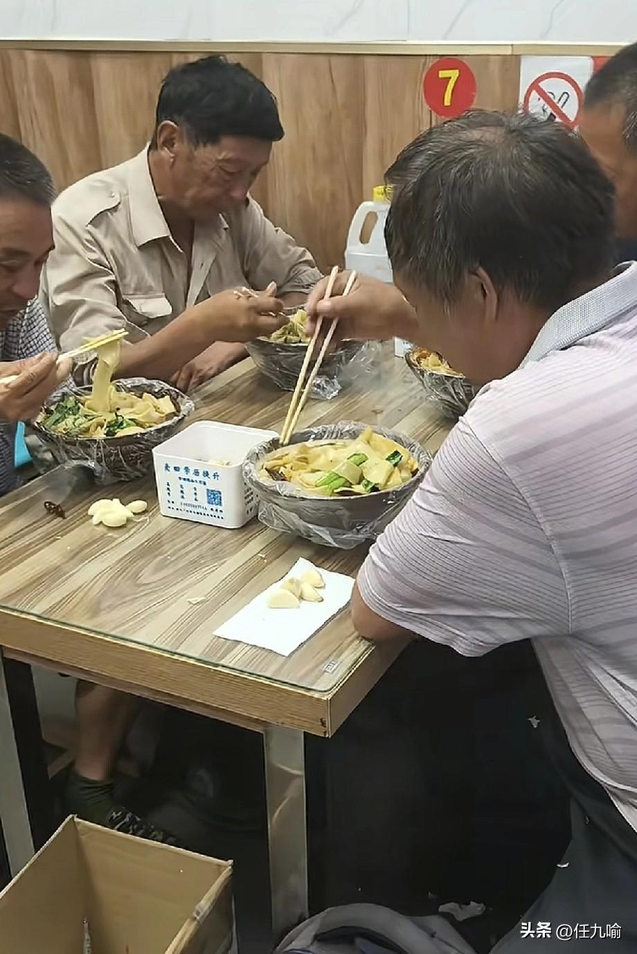 河北，女子从超市出来遇到四位中年大叔，一句话后大叔竟扇了自己两巴掌。原来他们在街