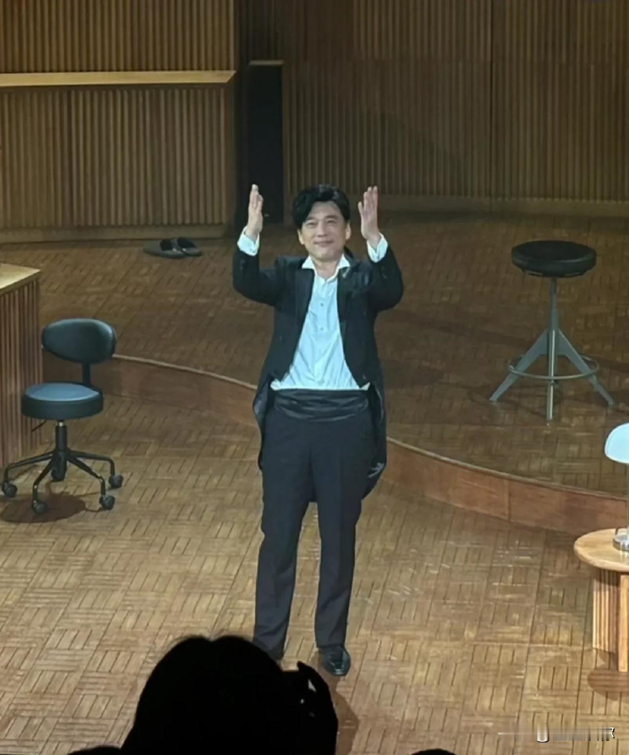 王耀庆在内地红了以后反而跑去演单人话剧了，说明他对艺术还是有追求的。一个剧场20