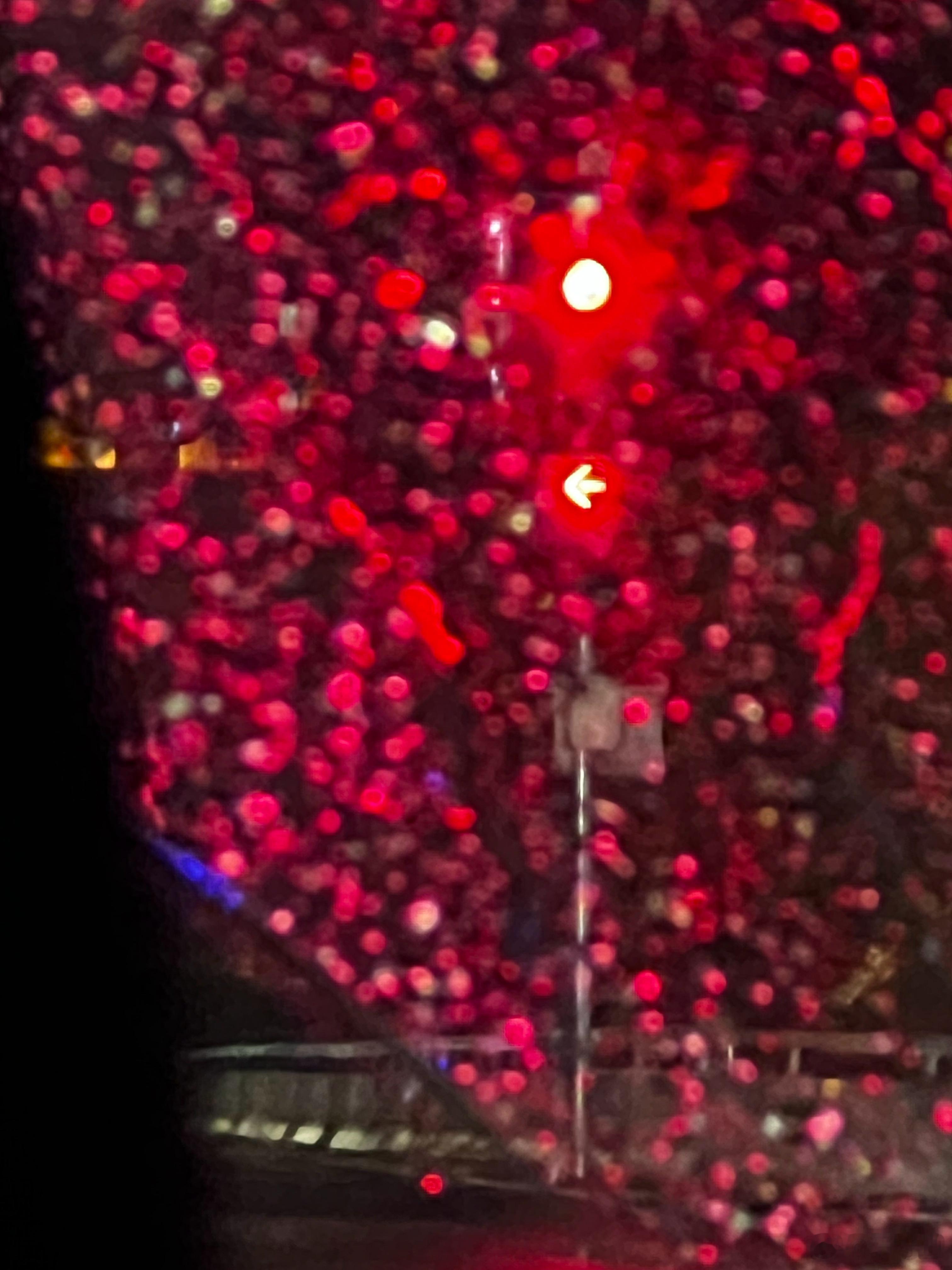 雨夜遇红灯向前不行向左也不行唯一能做的是等等放行 ​​​