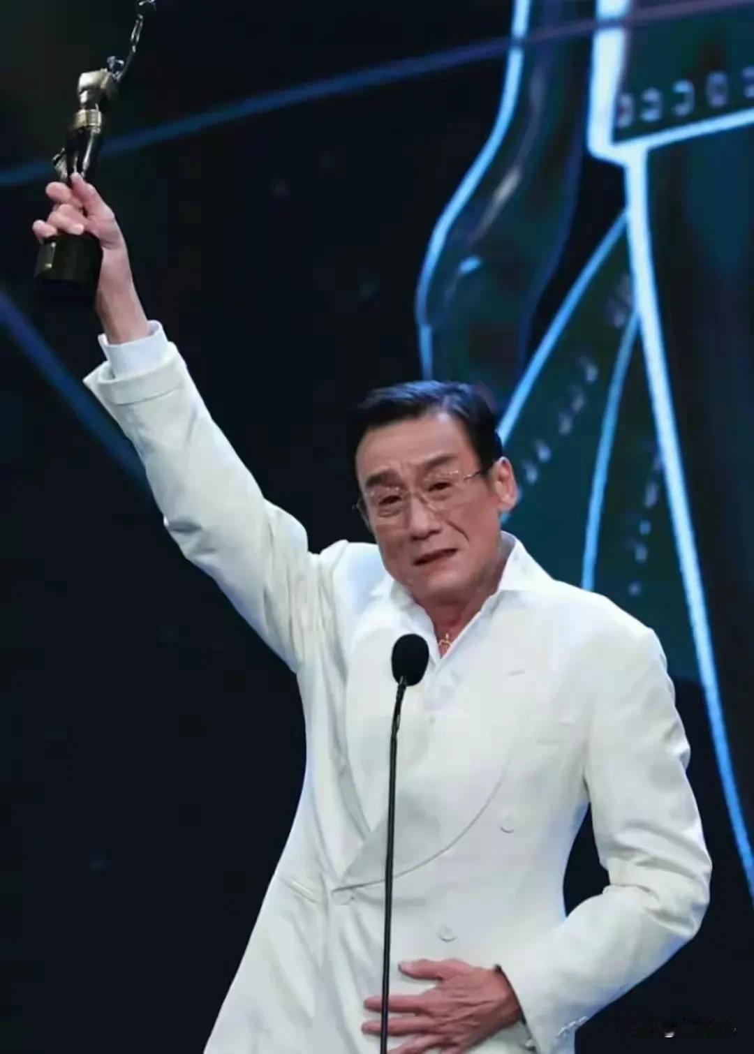 68岁的梁家辉
这次封金像奖影帝后
他感谢的人有很多，最感动我的人竟然会她！
