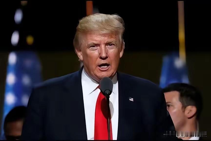 特朗普那么严密的安保保护，怎么还有漏洞？前段时间，在特朗普演讲现场，不是才发生了