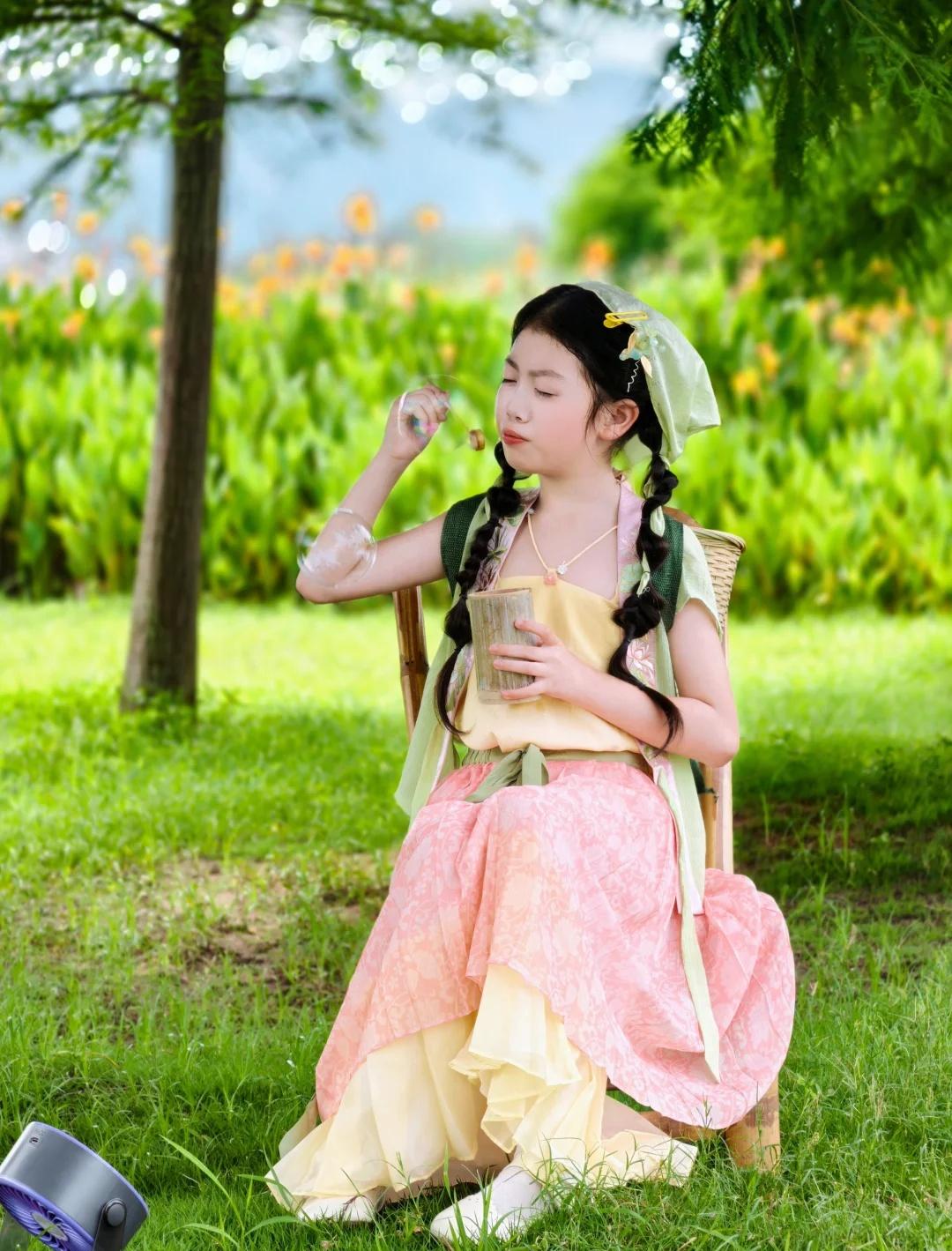 天热可以个小风扇出门拍照哦
当种田文照进现实 肆意的感受夏天 夏天的风是甜的