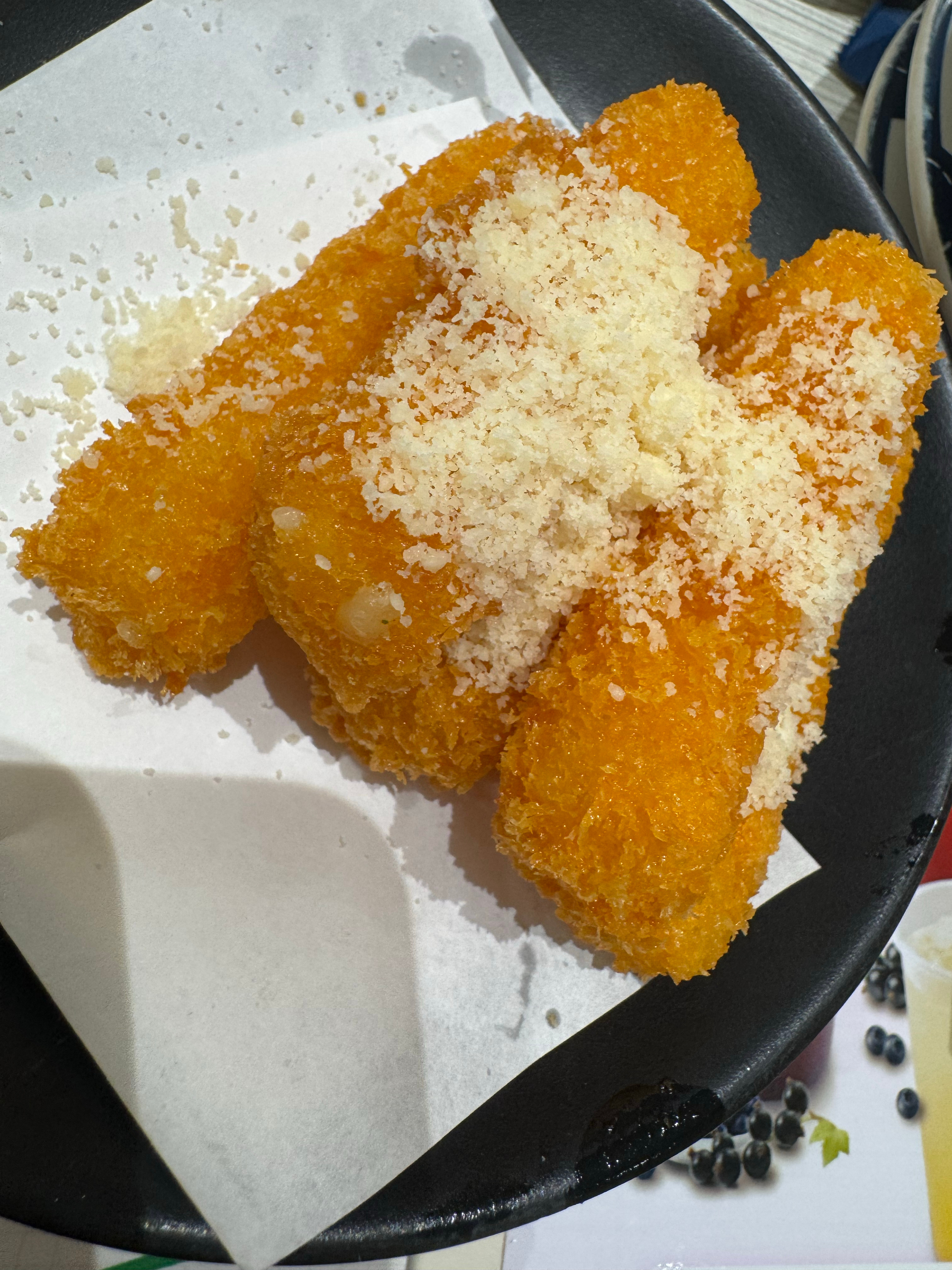 今天吃了这个拉丝芝士条，其实点的时候我以为是甜芝士结果是咸芝士然后还有点油 就很