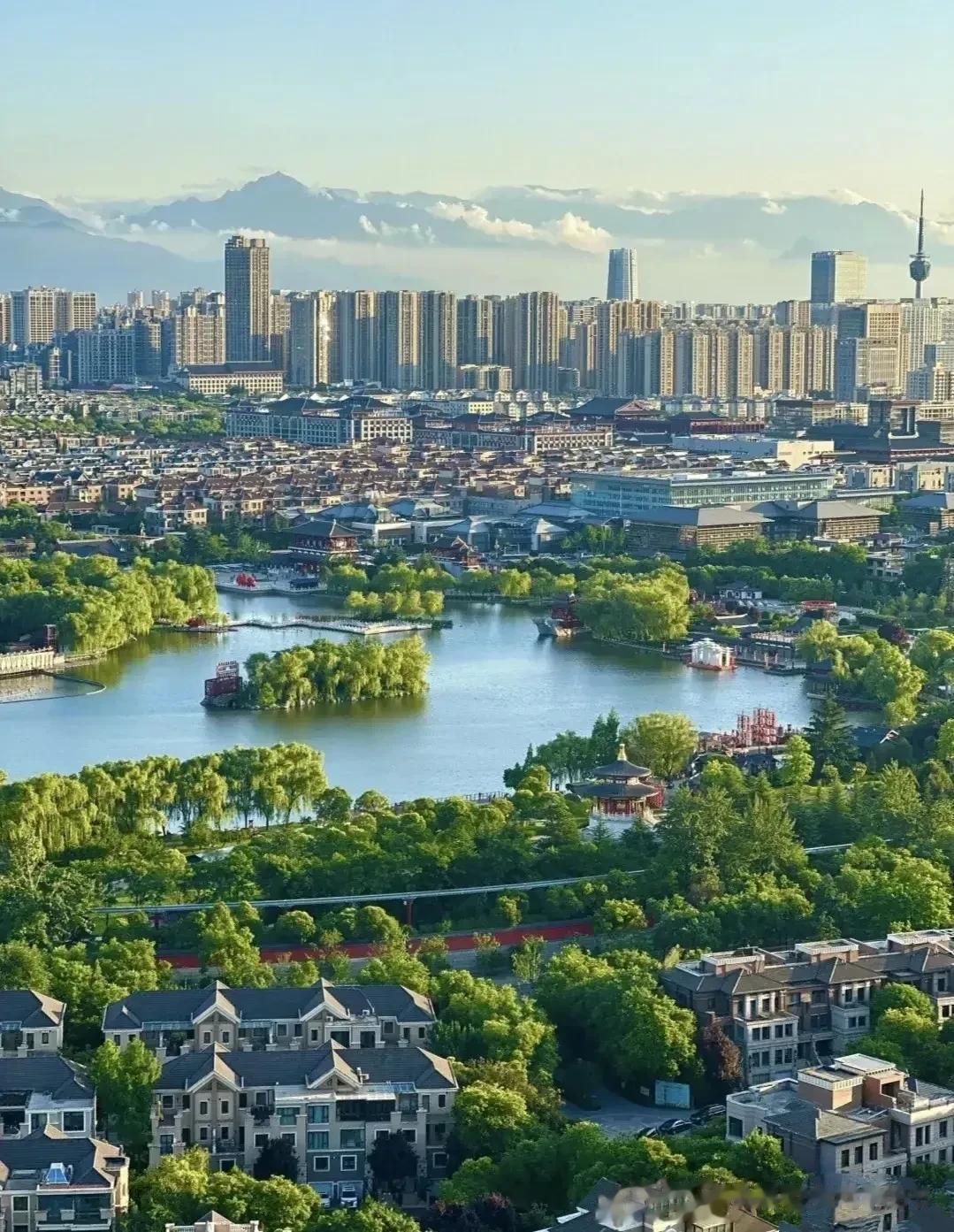 西安的绿化比较讲究，做到了绿化率高又对景物不遮挡。绿树成荫但视线广阔大气，这很难