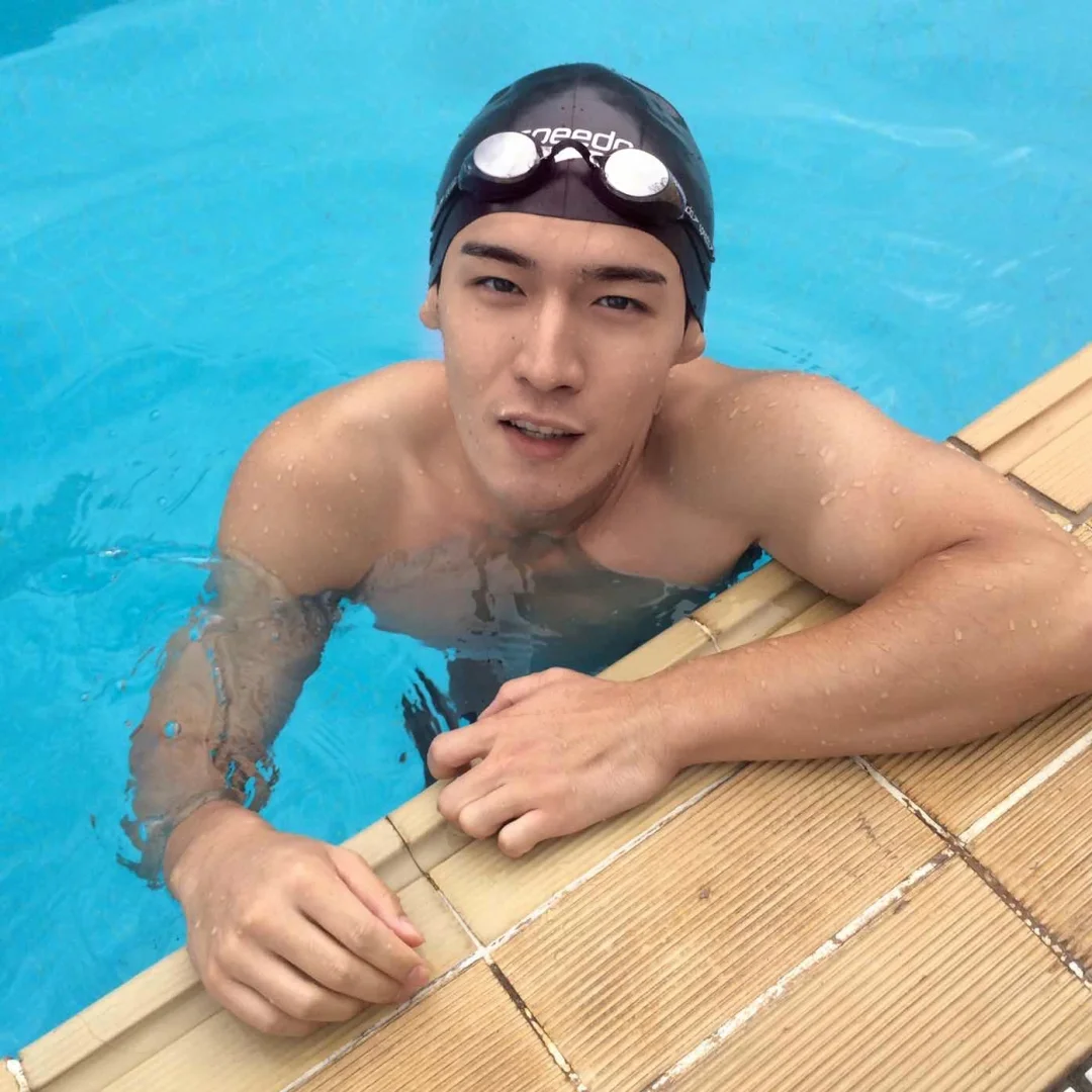 他怎么在水里也这么帅？