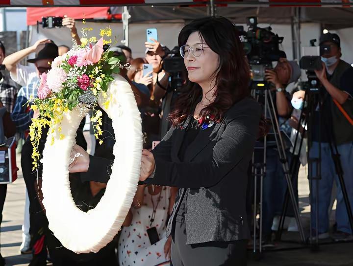 当郑丽文在马场町秋祭现场手捧花圈，向那些在白色恐怖中殒命的亡灵三鞠躬时，这场跨越