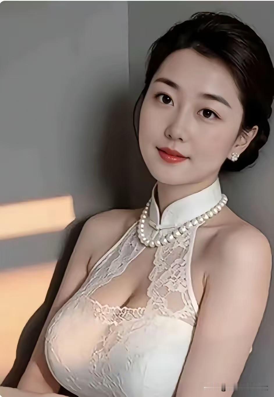 行香子·玉立清姿
 
素影凝光，鬓绾清霜。立东风、浅笑含章。
旗袍裁月，蕾丝笼香