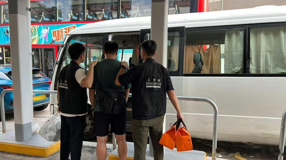 【3名内地旅客非法提供跨境送货服务 被判囚2个月】香港入境处于10月15日展开执