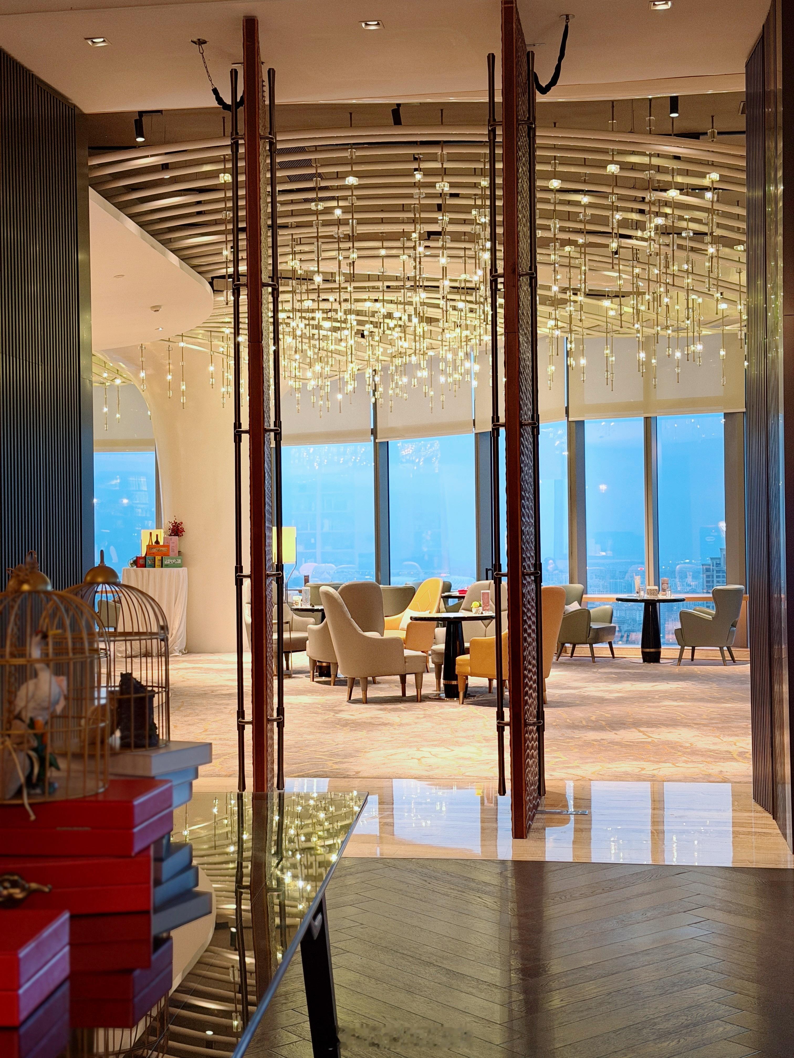 小朋友下周要考试，让他在家复习，他说要继续出门玩才有好心情，那就来三迪希尔顿看江