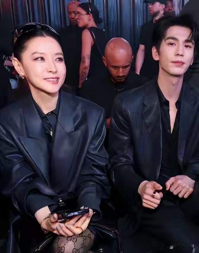 肖战哪里去了？是一山容不下二虎吗？张凌赫真的有这么火，感觉这是坐火箭上去的啊。一