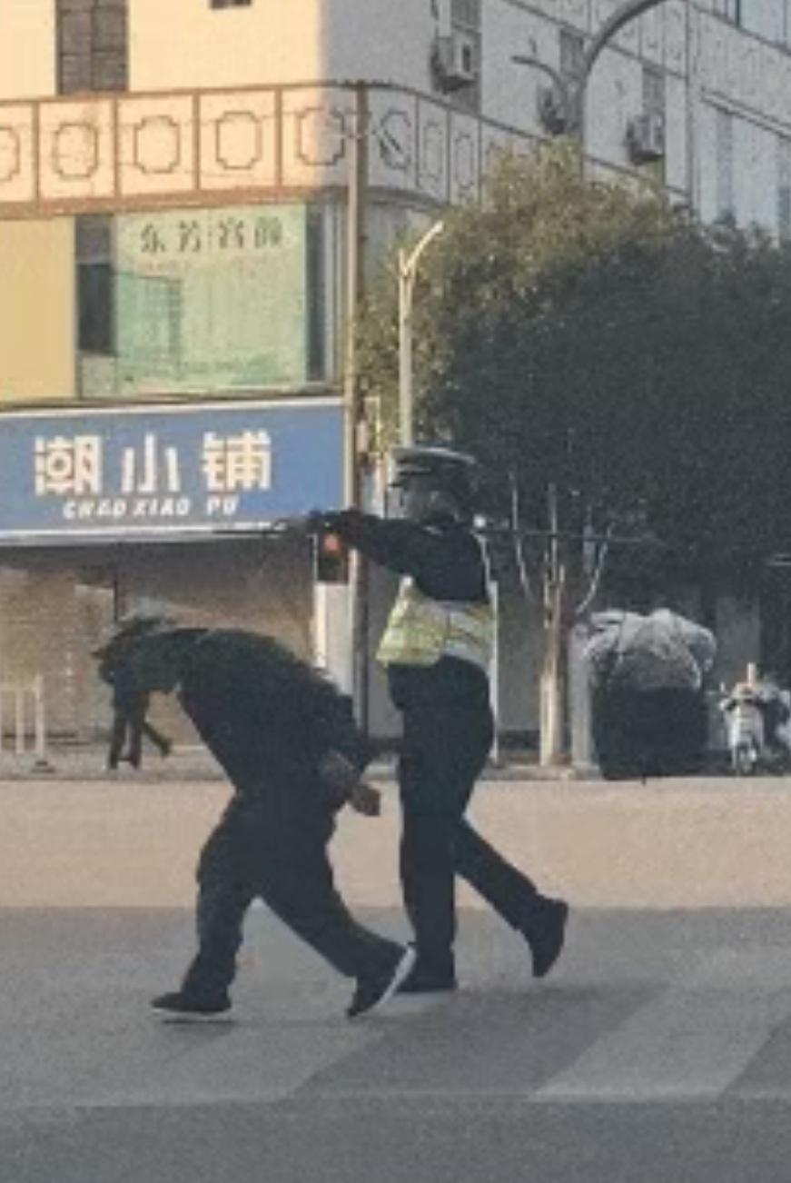 辅警为佝偻老人挑担过街，此举令全网动容！

玉溪市公安局江川分局交管大队辅警金鑫