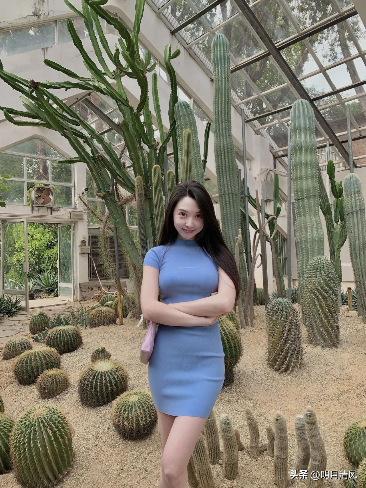 穿小裙子拍照，我最喜欢“坐着侧摆腿，单手遮阳看镜笑”这个姿势，不信你们看。

一