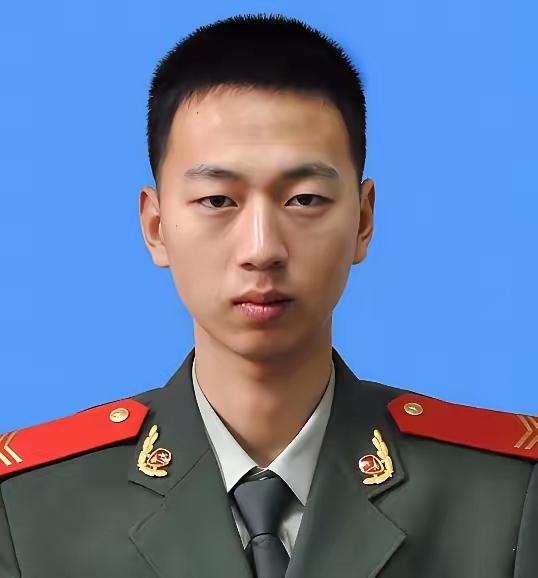 2014年，上海一名消防员在灭火过程中坠楼身亡，失去了唯一的儿子，39岁的母亲也
