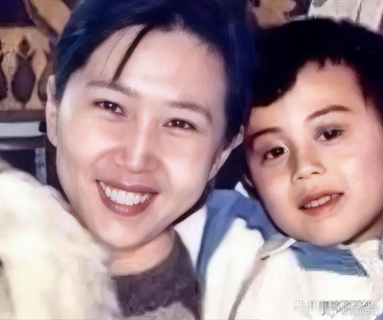 杜淳小时候和妈妈的合照，还有他们的全家福照片 ​​​