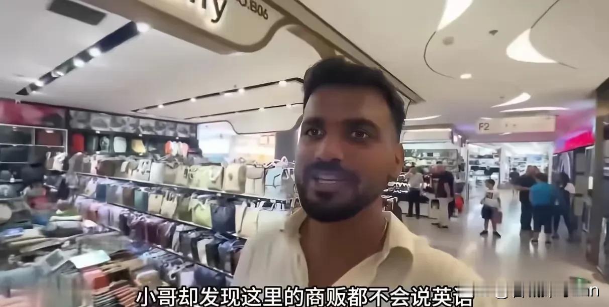 义乌老板娘一句“排队去”，把印度婆罗门游客当场整不会了。
​抖音上那条1200万