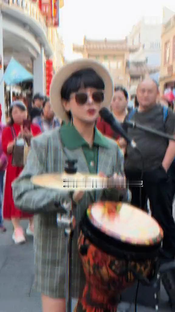 这晚在街中偶遇心中的她，两脚决定不听叫唤跟她归家。深宵的冷风不准吹去她，她那幽幽