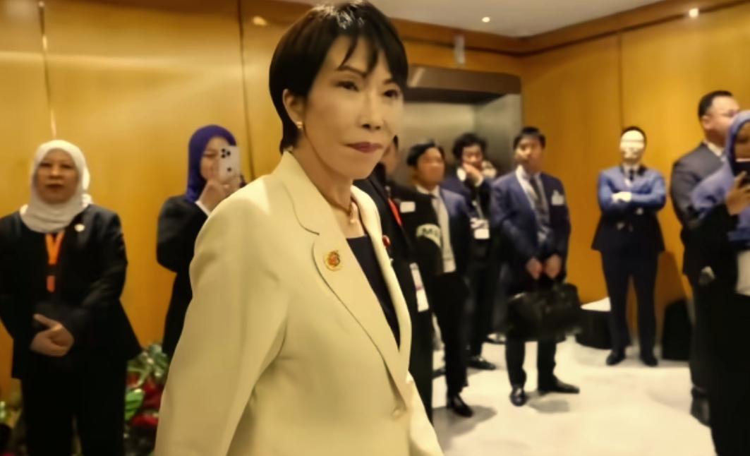 就在刚刚
 
日本政界人物高市早苗突然宣布了。
 
她把话题从对华挑衅拐到了韩国