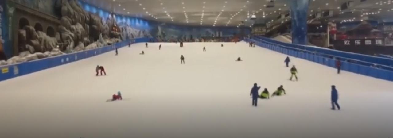 从人头攒动的室外雪场，到四季冰封的室内雪世界，从初学者的蹒跚学步，到发烧友的炫酷