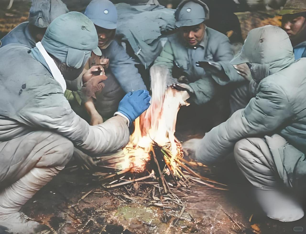 1949年1月，国民党军队一路南撤到长江边上游。这张老照片里，士兵们裹着厚厚的棉