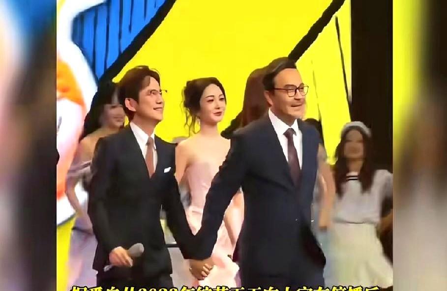 52岁的汪涵，近照一放出来，很多人第一反应大概都是：这变化也太明显了。
头发和胡
