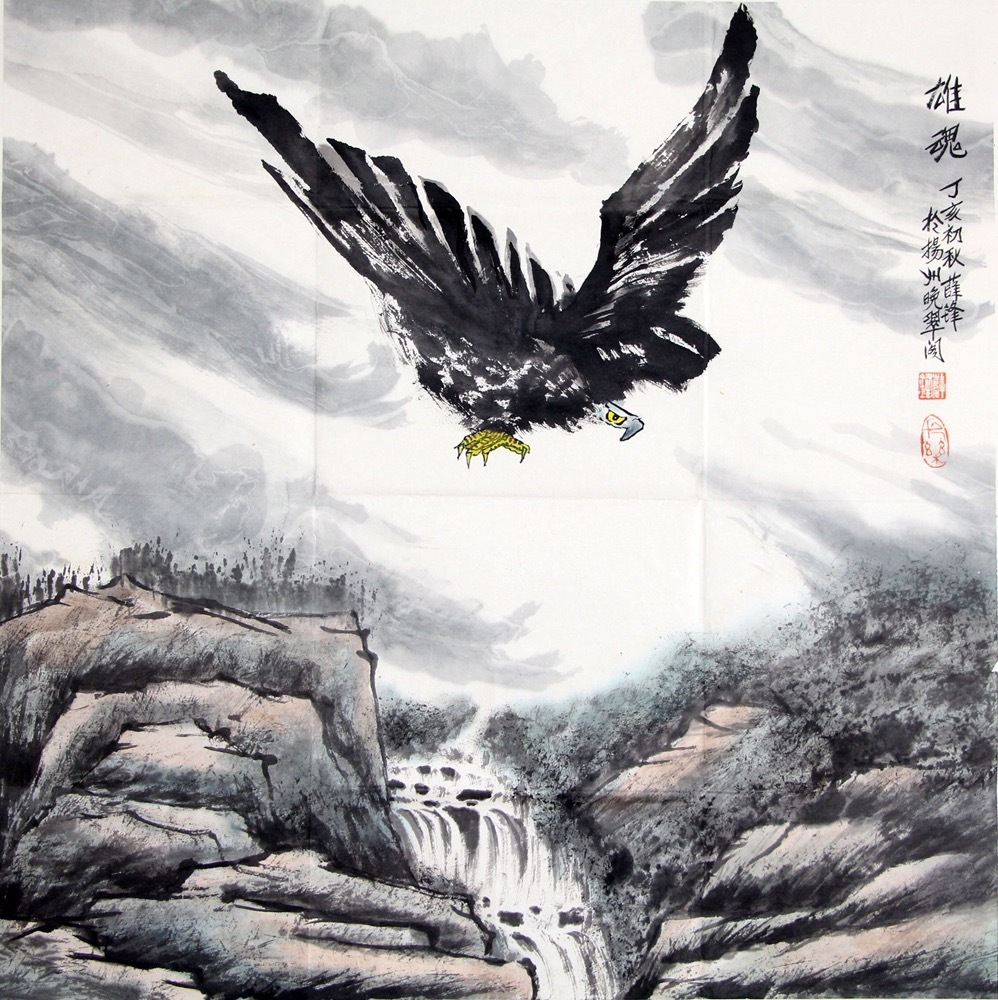 《山高人为峰，鹰击长空》《雄魂》不仅有鹰的孤傲，更有山的沉稳。画面下方，嶙峋的怪