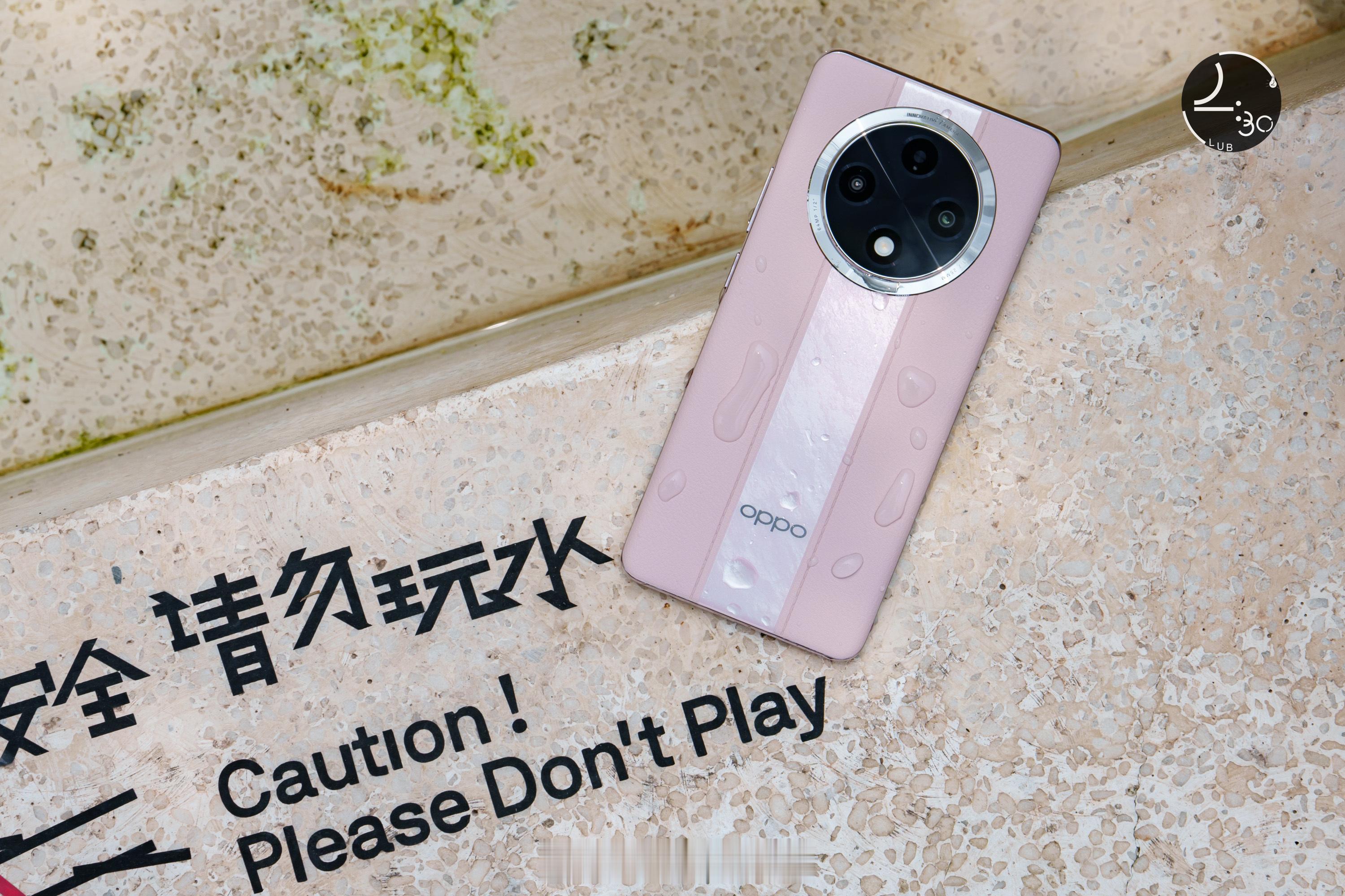 ⚠️：注意安全，请勿玩水。但，这是「满级防水」的 OPPO A3 Pro 呀。 