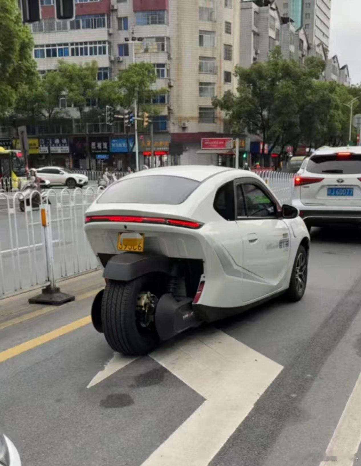 这个到底是车还是摩，第一次见到三不像。暂且叫它摩汽吧😂😂 