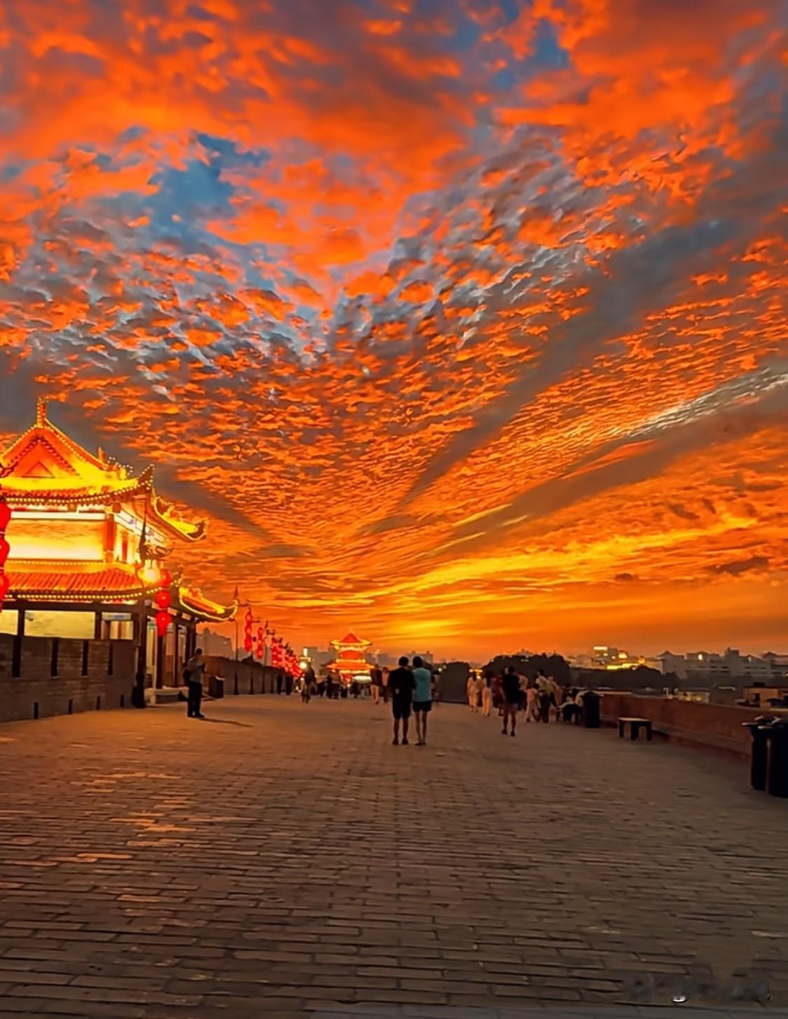 西安
今天登上南门城墙的游客们太有眼福啦！
你看着夕阳
你看着从大唐走到现在的“