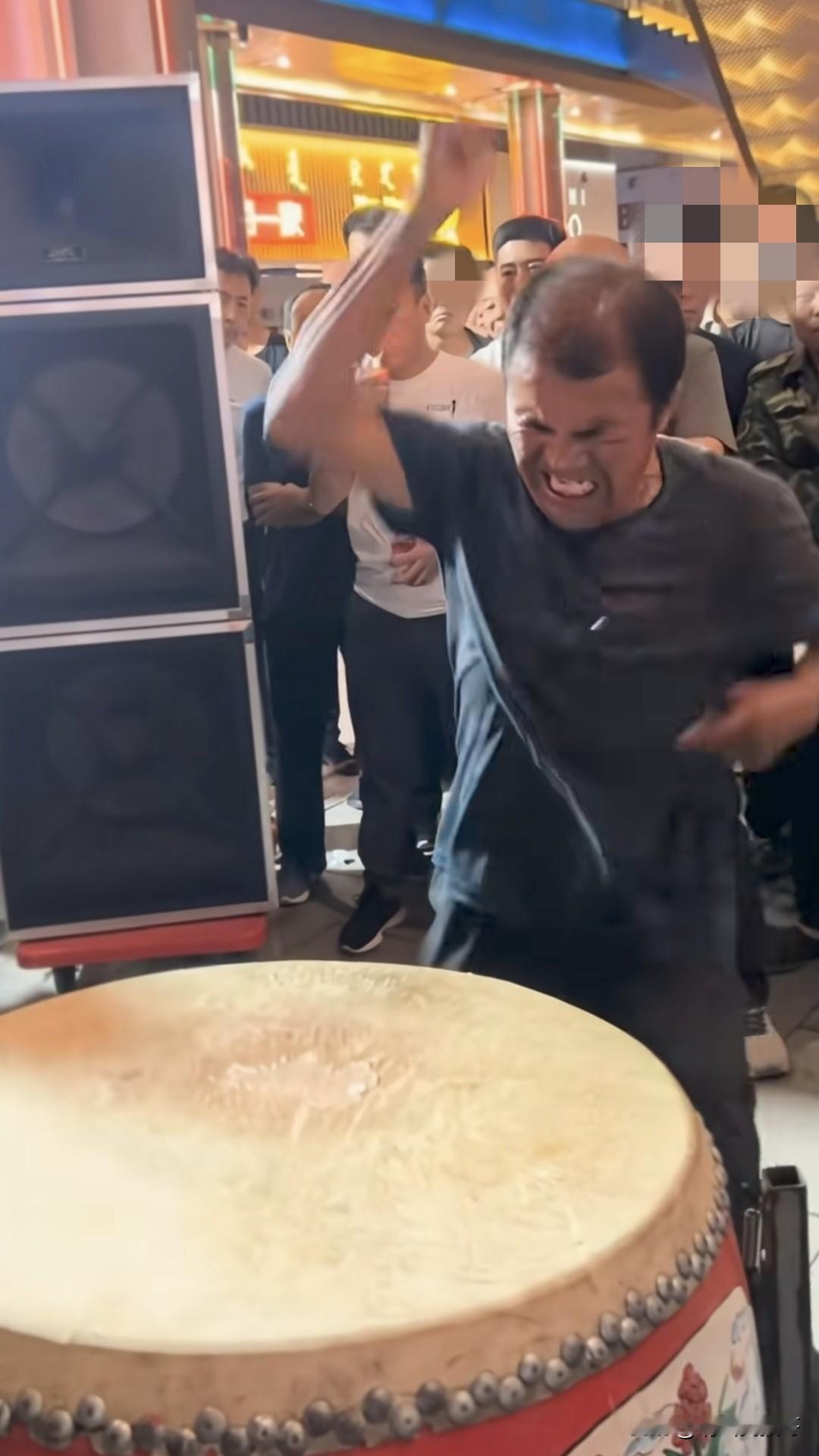 这是一位网友记录他父亲打鼓的一段视频，这两天突然火爆全网，所有人给的评论出奇的一