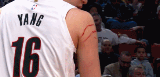 强度真大！杨翰森手机都被挠破了！
在今天NBA常规赛开拓者与火箭的比赛中，双方展