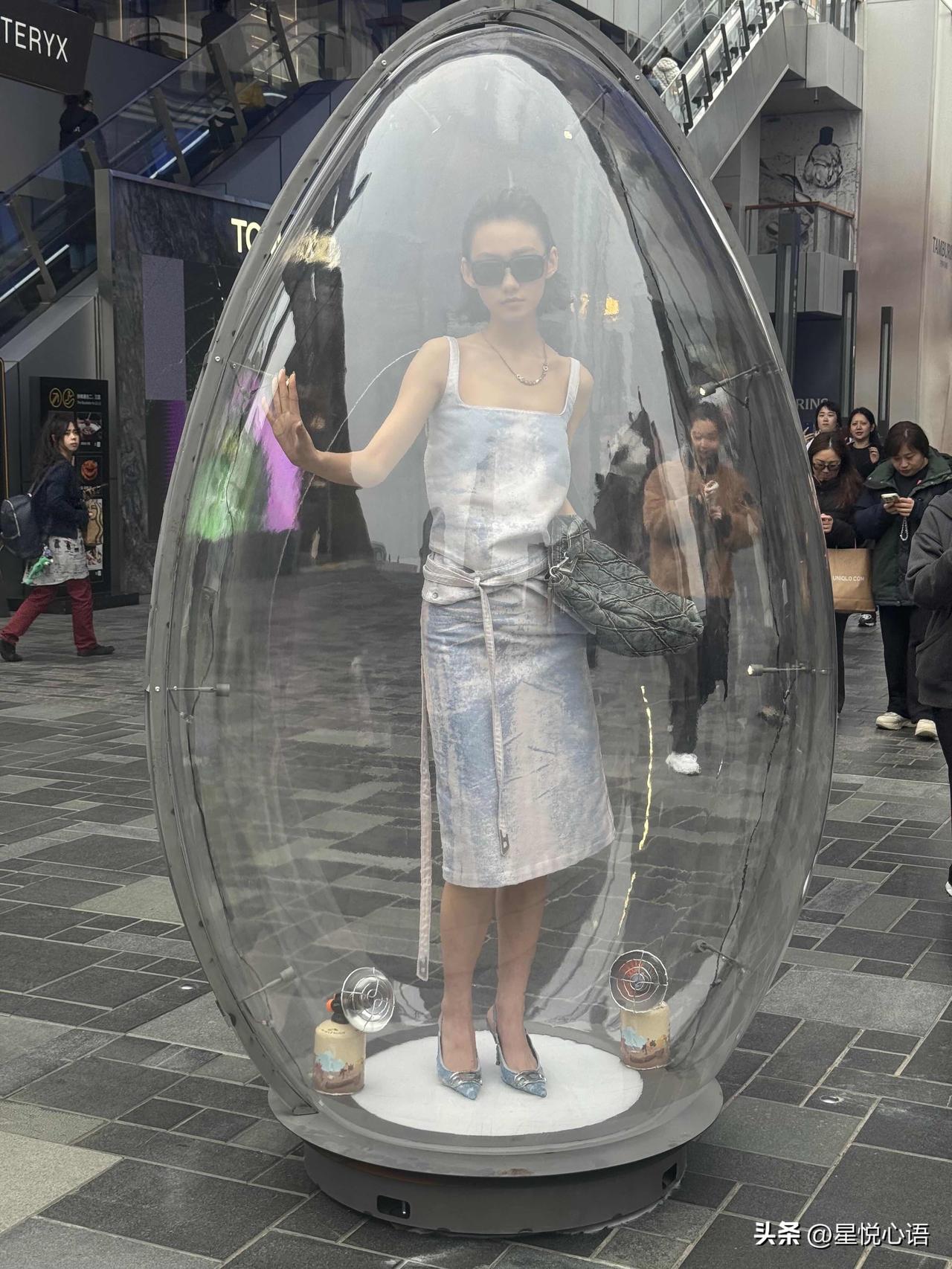 三里屯Diesel的模特，真的被惊艳到了。
颜值高身材好，模样精致，
第一眼居然