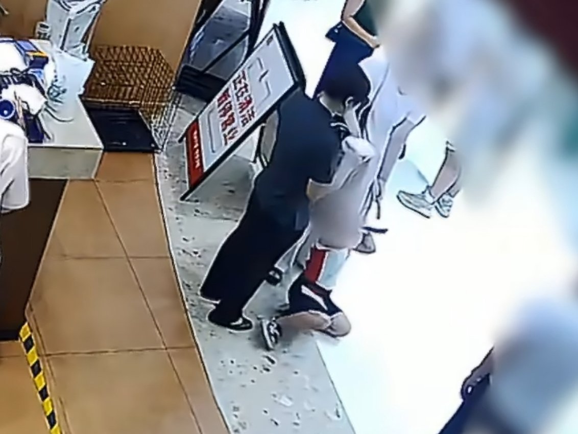 指控4岁男童摸臀为何引爆舆论 这猪妖已经涉嫌故意伤害儿童了吧？！ ​​​