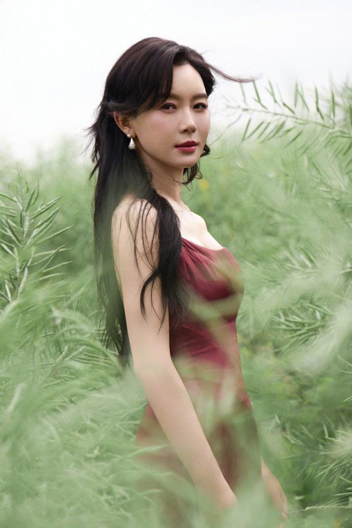 陈数真的越看越有韵味，身姿舒展气色在线，整个人的状态从容又亮眼，岁月沉淀出的美感