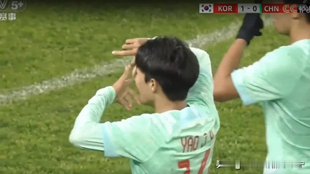 曾经，韩国队在我们的主场踢了个3：0，孙兴憨做出了自己标志性进球动作“拍照片”，