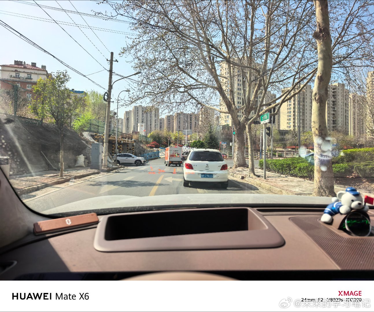 去用户中心给M9做个二保，被这个小车堵了两个红灯了问界m9