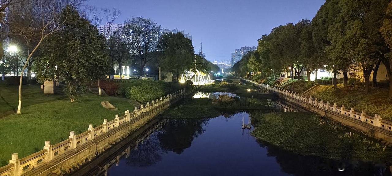 老来常做三个梦
年纪大了，睡眠不好，夜里常做梦，有时候一个接着一个，彼此或有关联