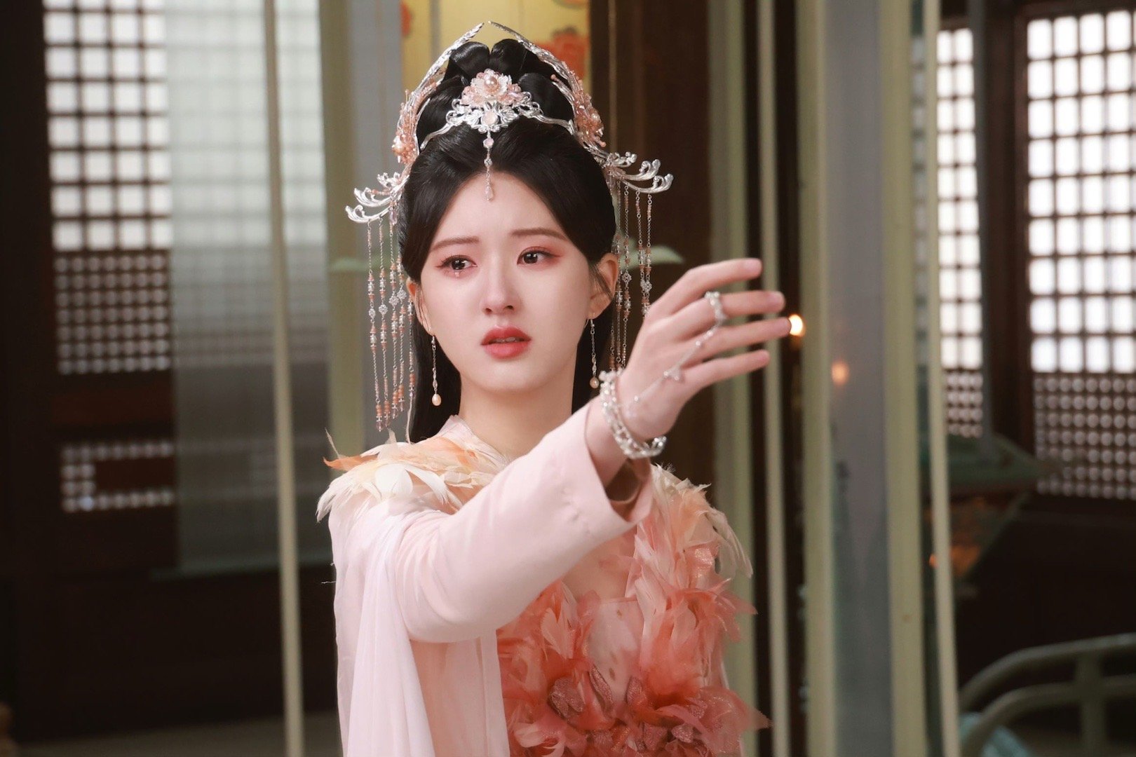 神隐开播两周年神隐《神隐》开播两周年，突然想起当年被红绸支配的愤怒！为了阻扰音元