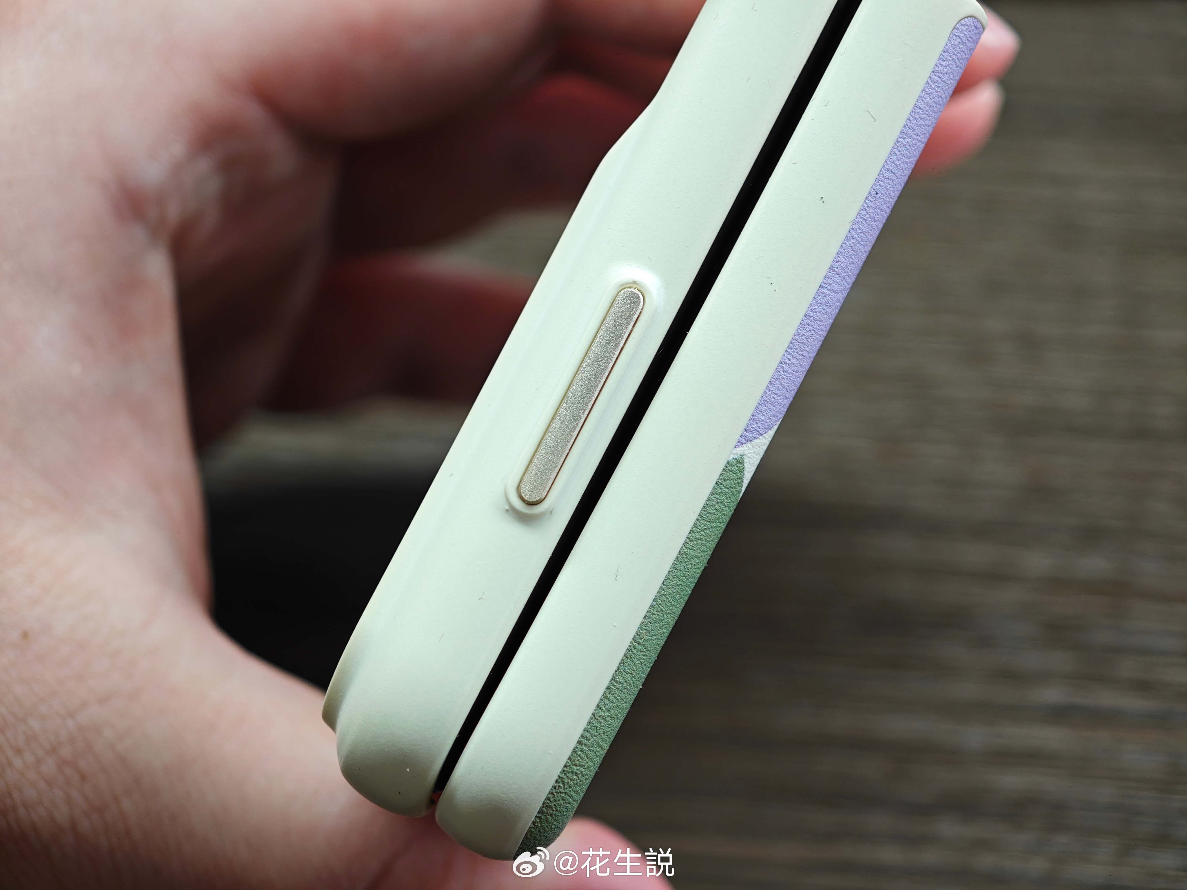 Pura X这个官方几何素皮保护壳还不错，内侧有大面积的粘胶，粘得很牢外部的设计