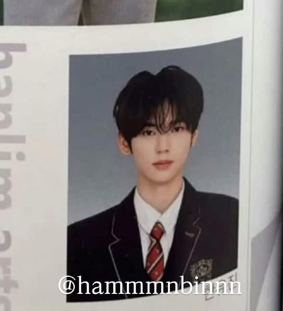 怎么有人高中毕业照这么帅…..不要带走这个男高啊….韩维辰高中毕业照