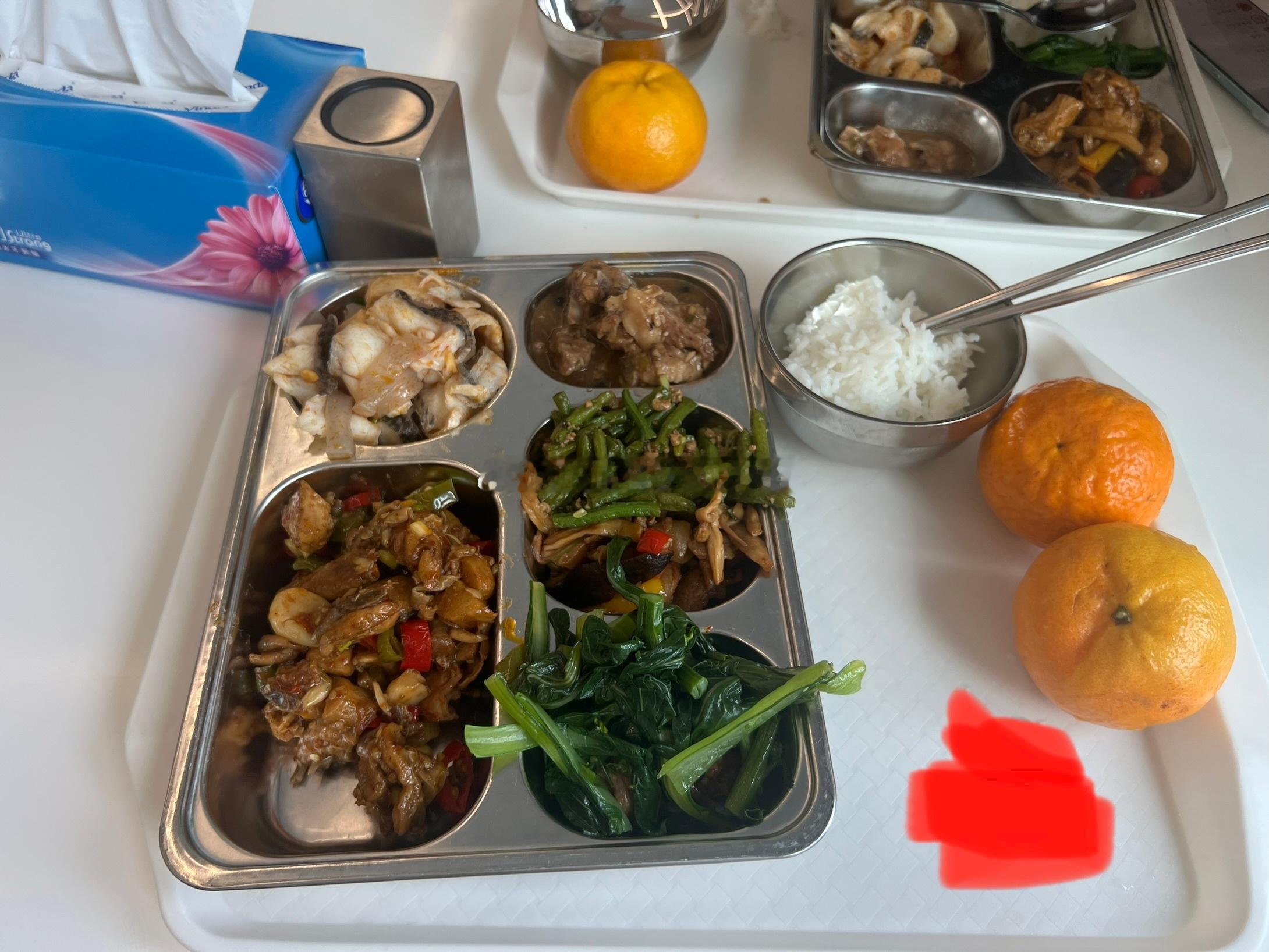 周末的食堂，小炒鸡很好吃…[开学季]  ​​​