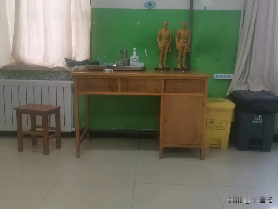 我妈住院治疗，老年基础病。这周一下午入住医院的，我给我妈说给我妹子暂时不要说你住