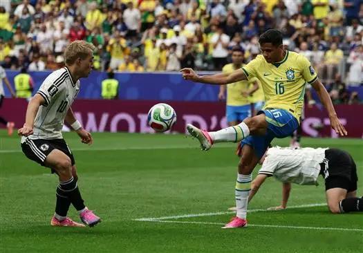 北京时间7月5日刷到法国打巴拉圭那场世界杯1/8决赛的集锦，我差点以为自己进错频